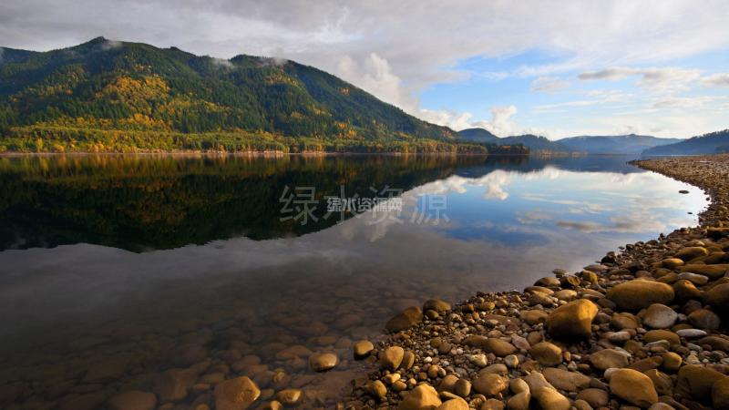 宁静的秋天风景桌面图片