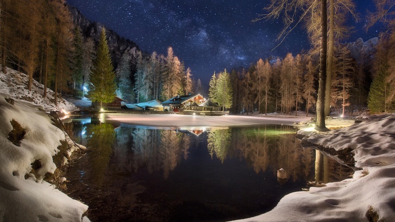冬天的夜晚,森林,,湖,房屋,星星的天空,风景桌面壁纸